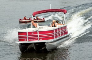 Starcraft’s Stardeck SL55 comes standard with a third tube with the company’s HMX Performance Strakes.